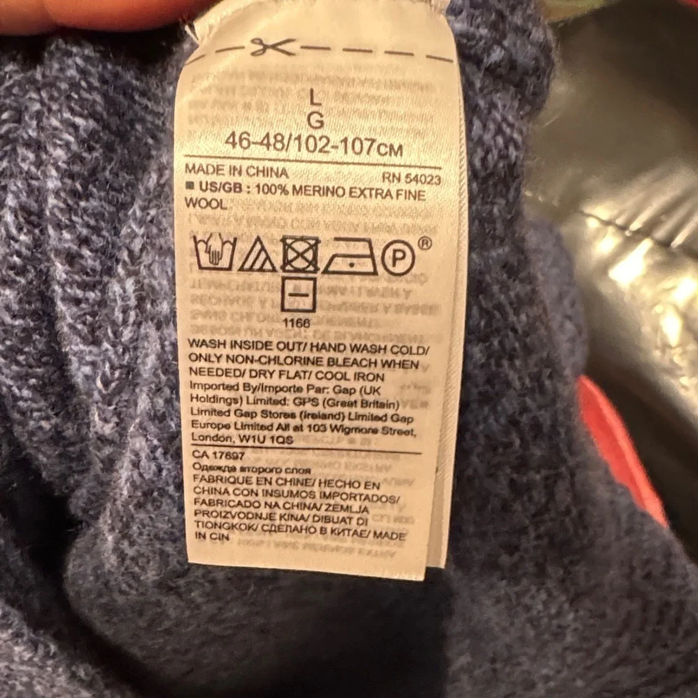 Banana Republic Men's Navy Blue V Neck Sweater Large